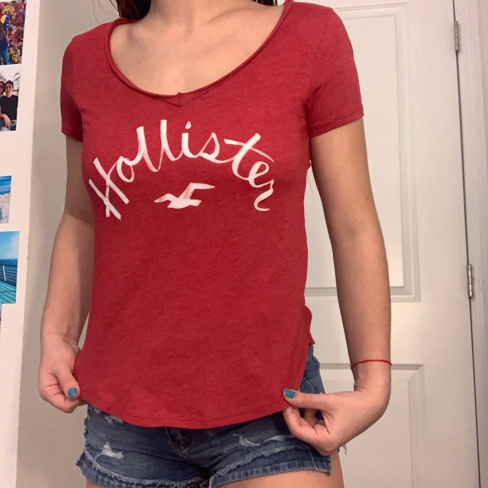 Red hollister t-shirt